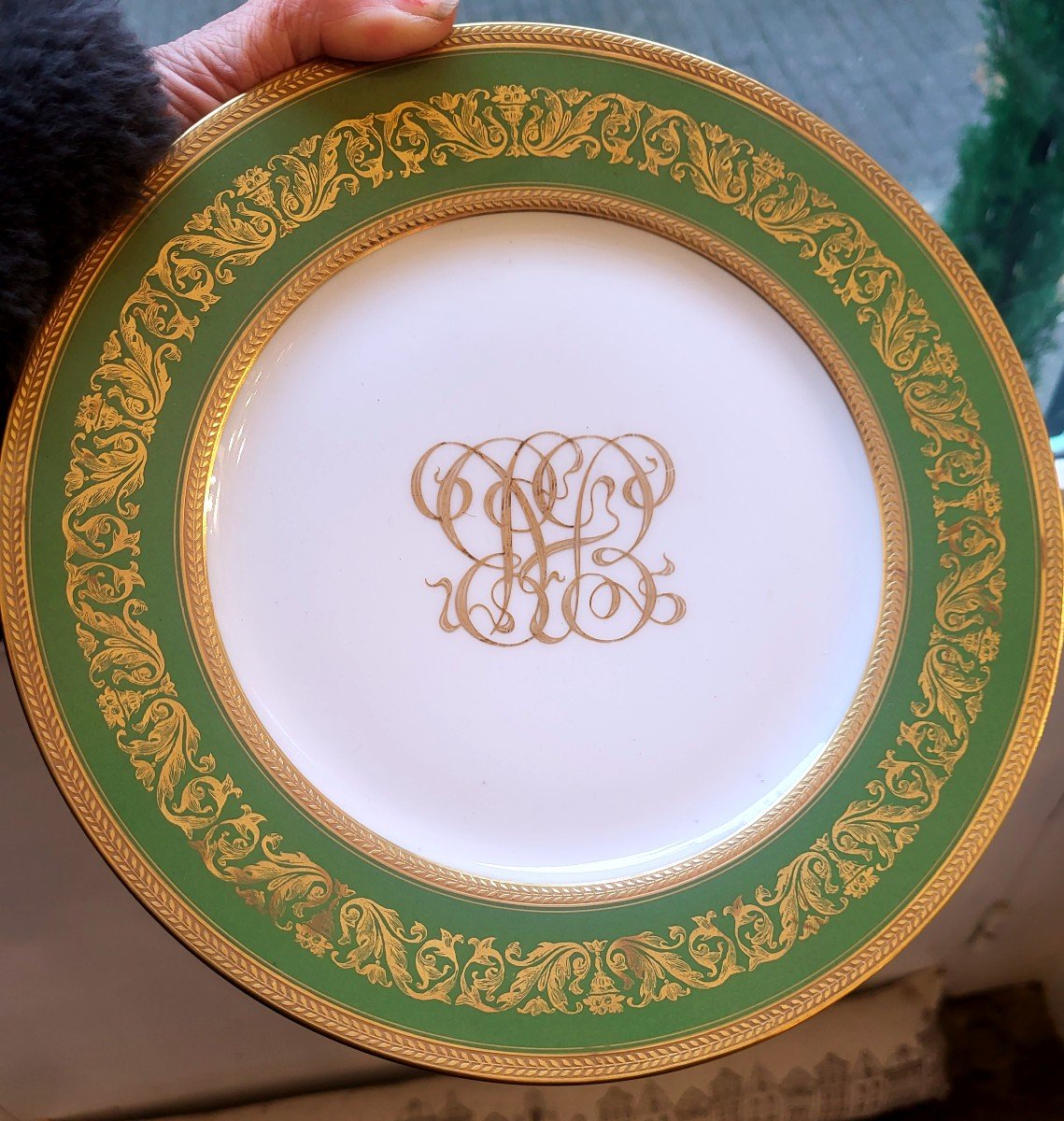 12 assiettes en porcelaine de Limoges BERNARDAUD monogrammees, vert empire et or XXeme-photo-4