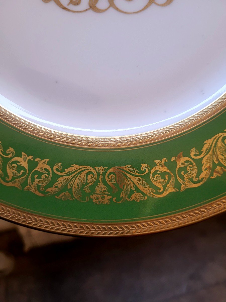 12 assiettes en porcelaine de Limoges BERNARDAUD monogrammees, vert empire et or XXeme-photo-1