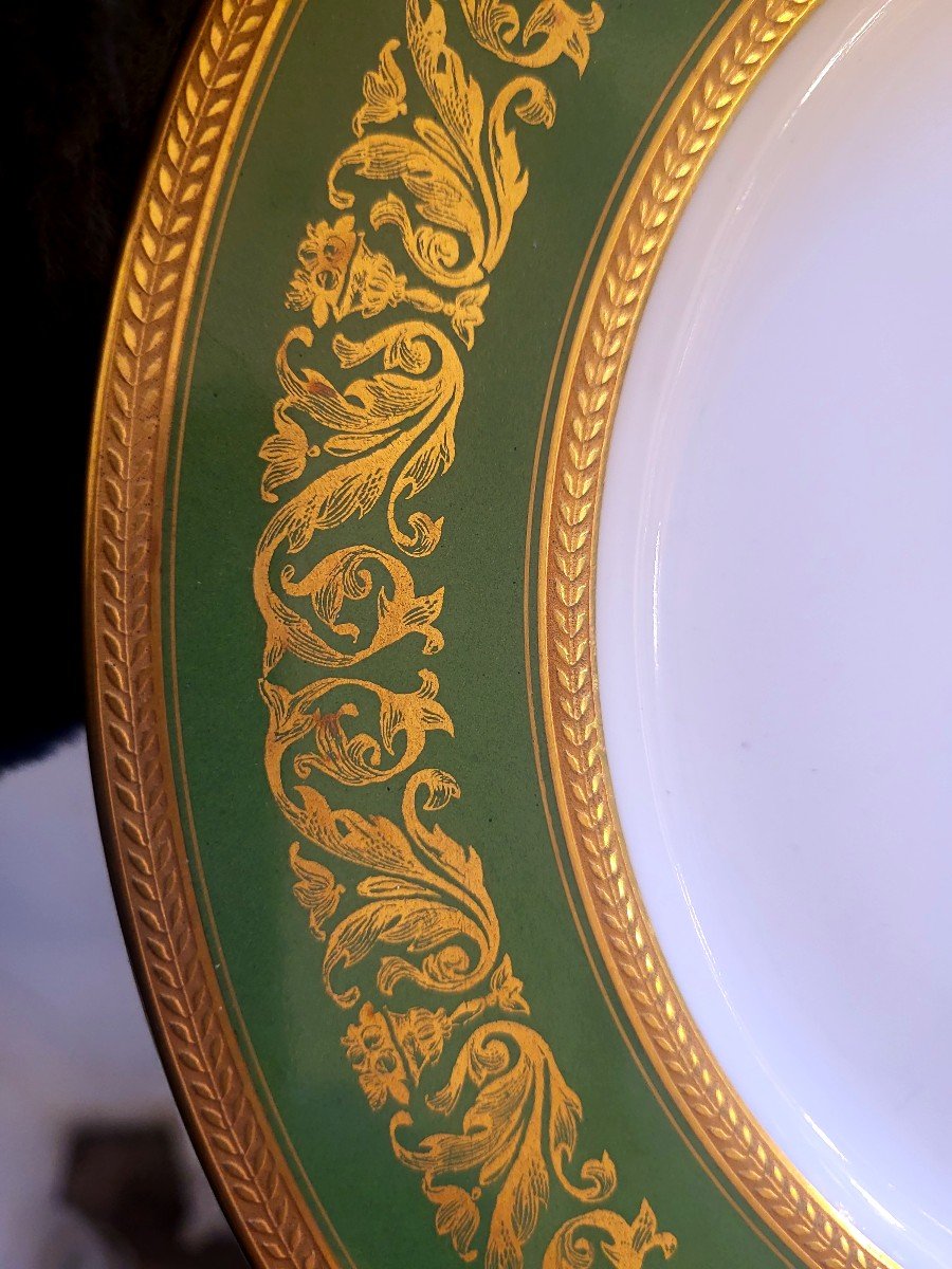 12 assiettes en porcelaine de Limoges BERNARDAUD monogrammees, vert empire et or XXeme-photo-3