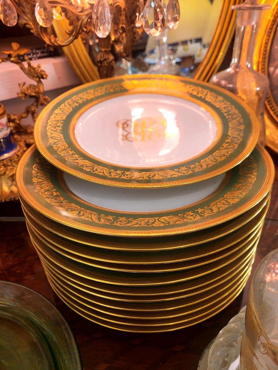 12 assiettes en porcelaine de Limoges BERNARDAUD monogrammees, vert empire et or XXeme-photo-4