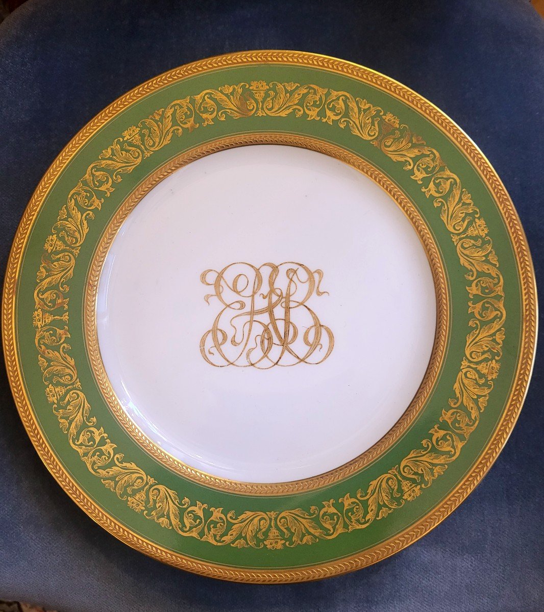 12 assiettes en porcelaine de Limoges BERNARDAUD monogrammees, vert empire et or XXeme