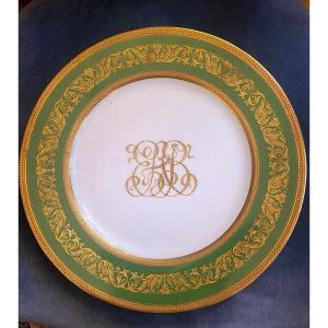 12 assiettes en porcelaine de Limoges BERNARDAUD monogrammees, vert empire et or XXeme