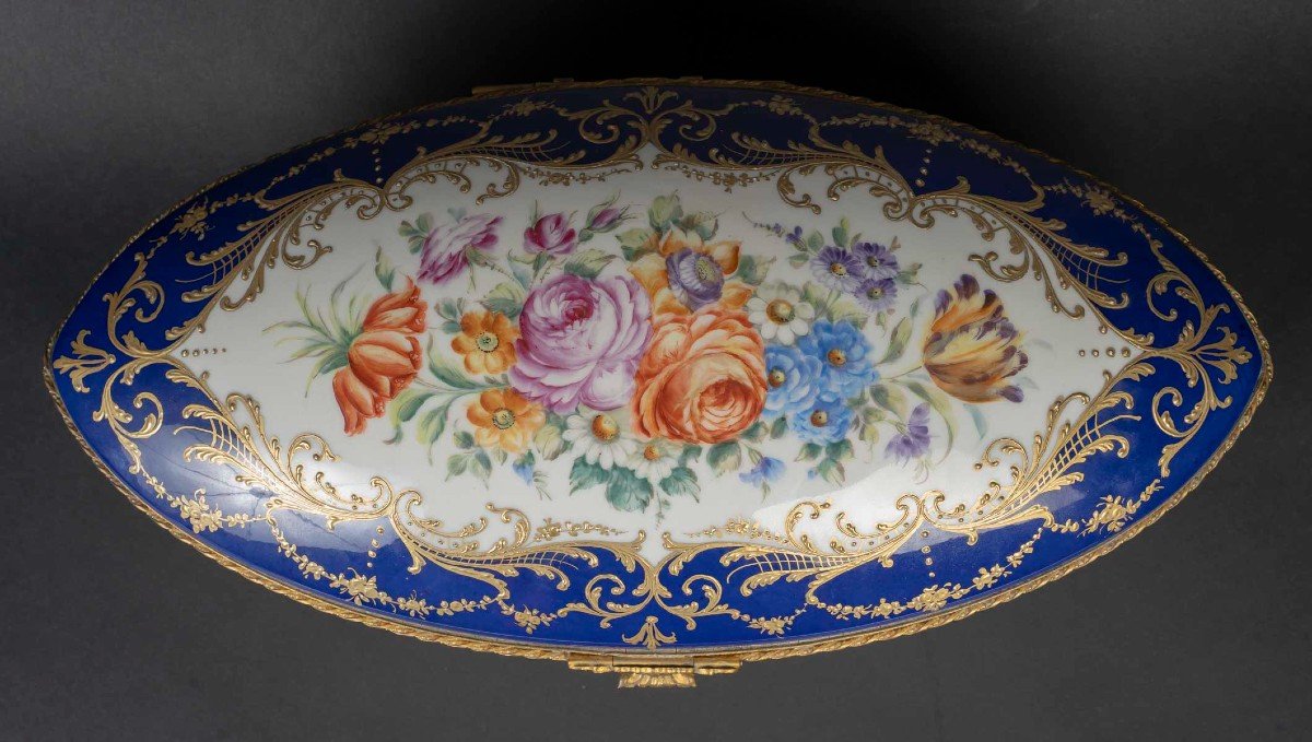 Le Tallec "grande Bonbonnière" 18th Century Flowers On A Sèvres Blue Background (1970)-photo-2