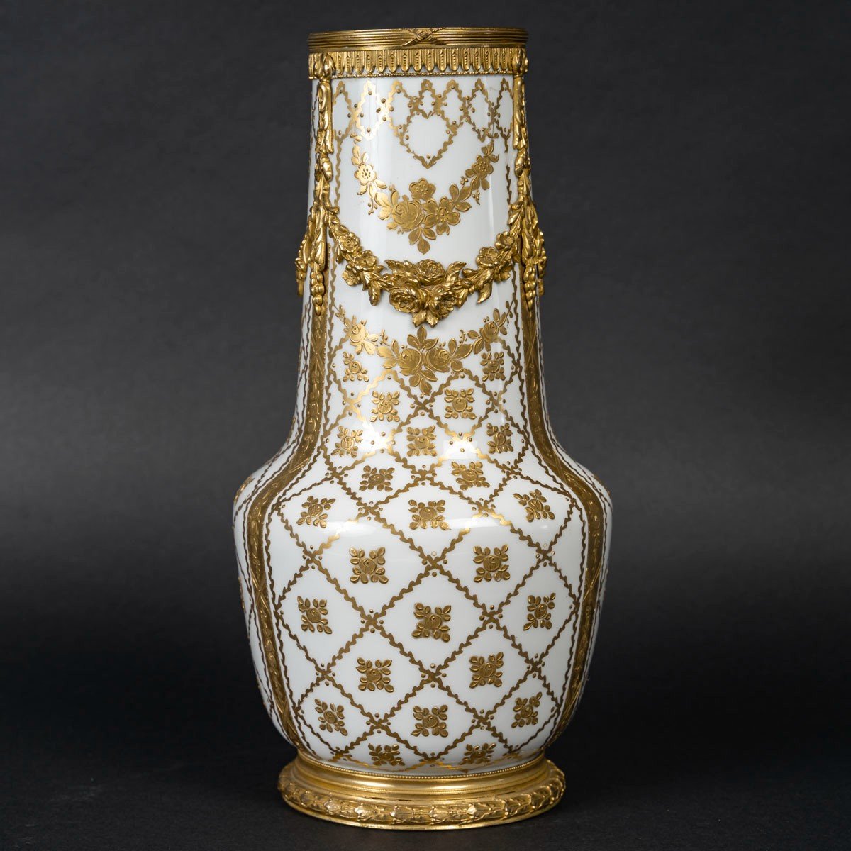 Vase blanc et or"  Pseudo Sèvres  France  "