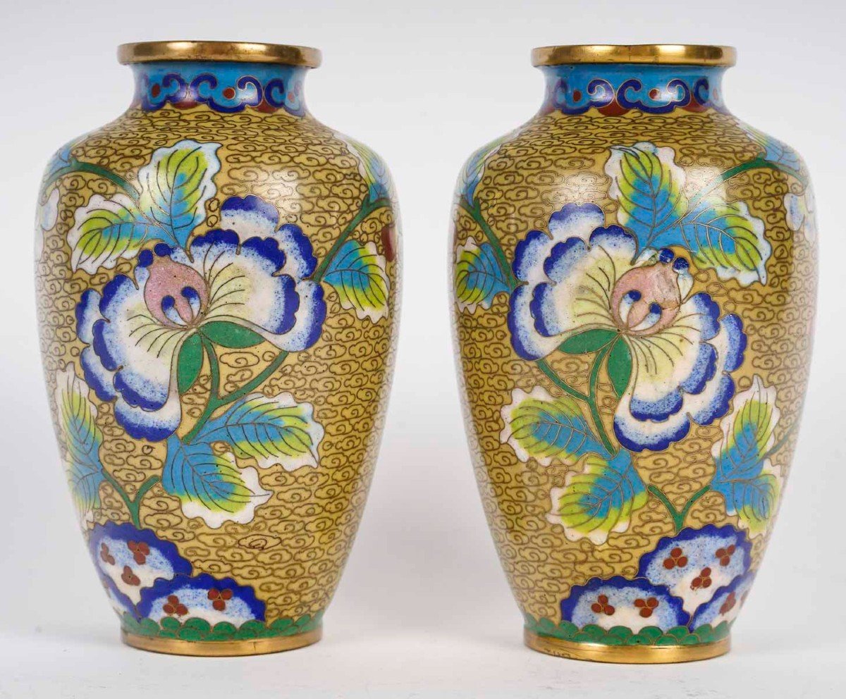 Paire de petits Vases Cloisonnés   aux Pensées  