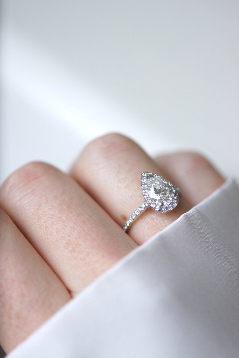 1.14 Carats Pear Cut Diamond Solitaire Ring , Diamond Surround, White Gold-photo-4