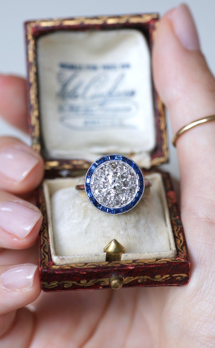 Bague Cible Art Deco Ronde Saphirs Calibrés Et Diamants Sur Platine