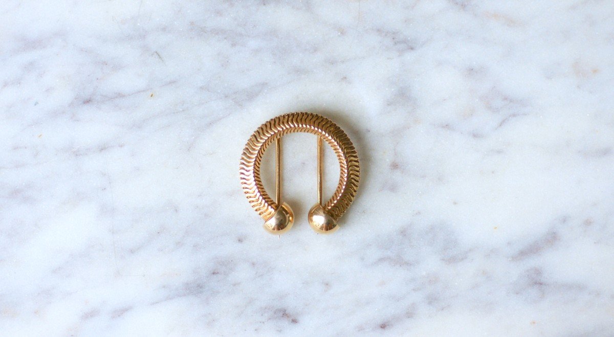 Mellerio Dits Meller Horseshoe Yellow Gold Guilloche Retro Brooch-photo-3