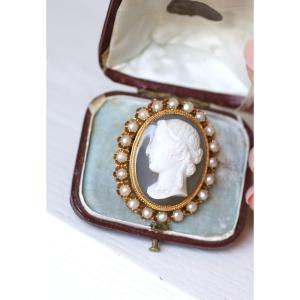 French Victorian Gold Agate Cameo Brooch With Natural Pearls