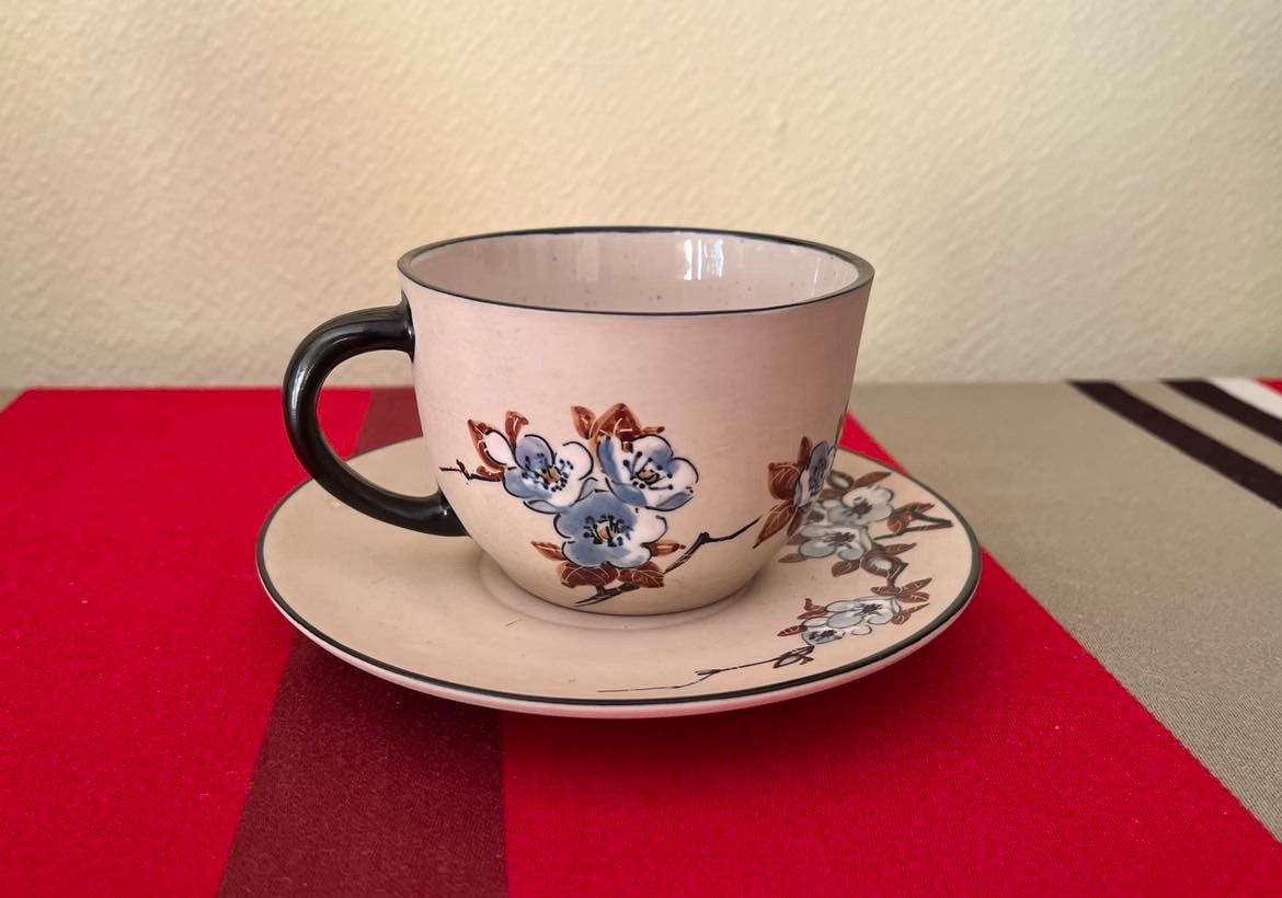 Ciboure , Grès Basque, tasse et sous-tasse à décor fleurs pommier, Carmen Fischer, RF Ciboure