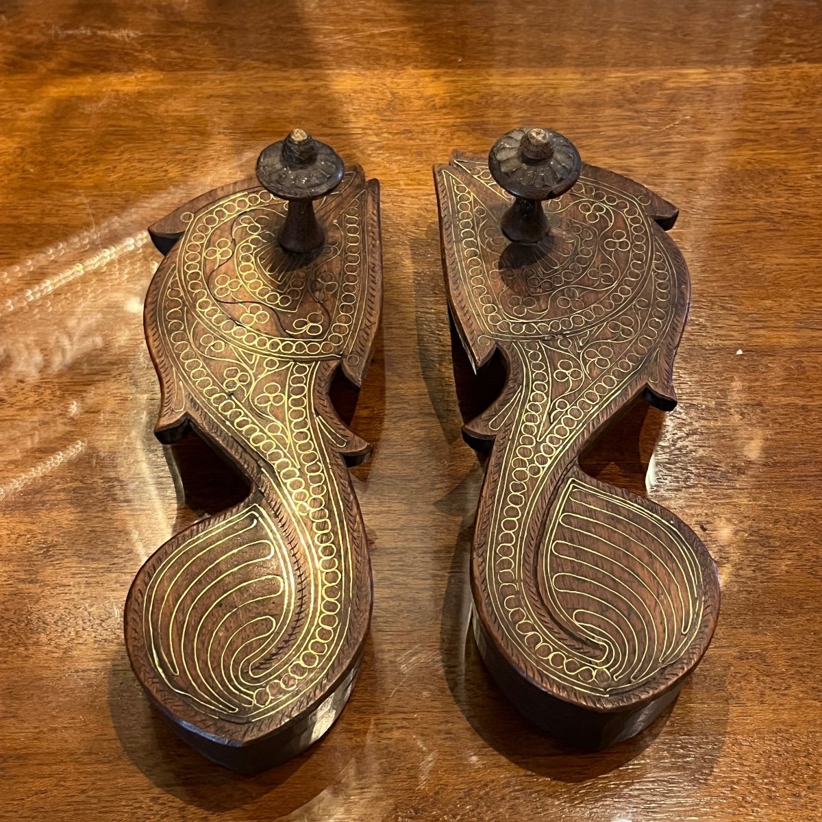 Pair Of Hindu Priest Or King Paduka, Teak Wood And Brass Fillets, 19th Century-photo-4