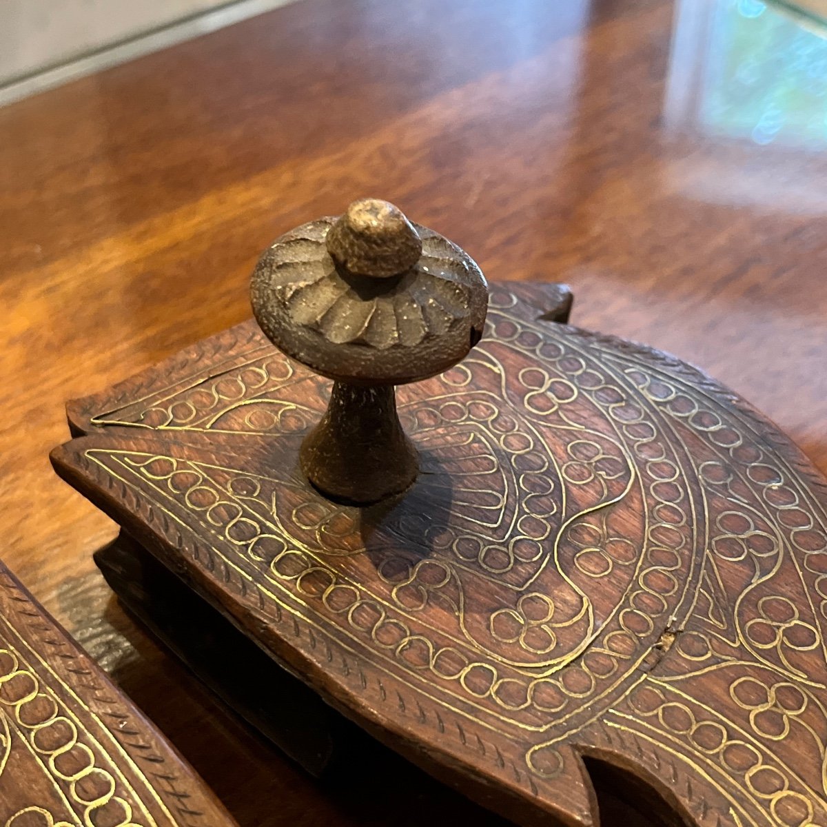 Pair Of Hindu Priest Or King Paduka, Teak Wood And Brass Fillets, 19th Century-photo-1