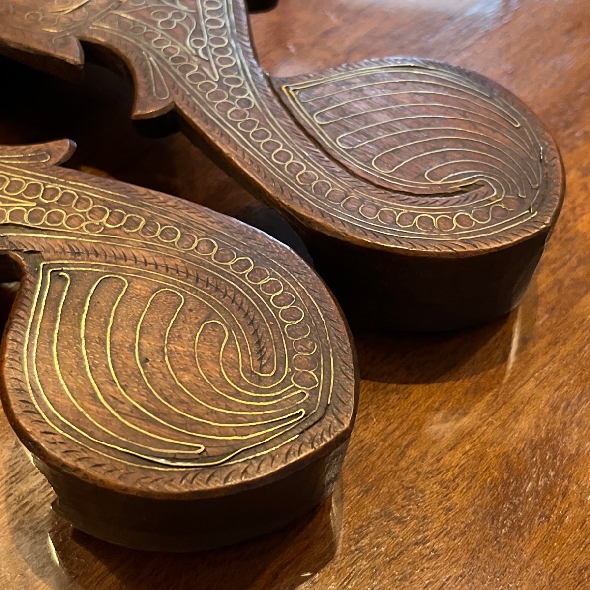 Pair Of Hindu Priest Or King Paduka, Teak Wood And Brass Fillets, 19th Century-photo-2