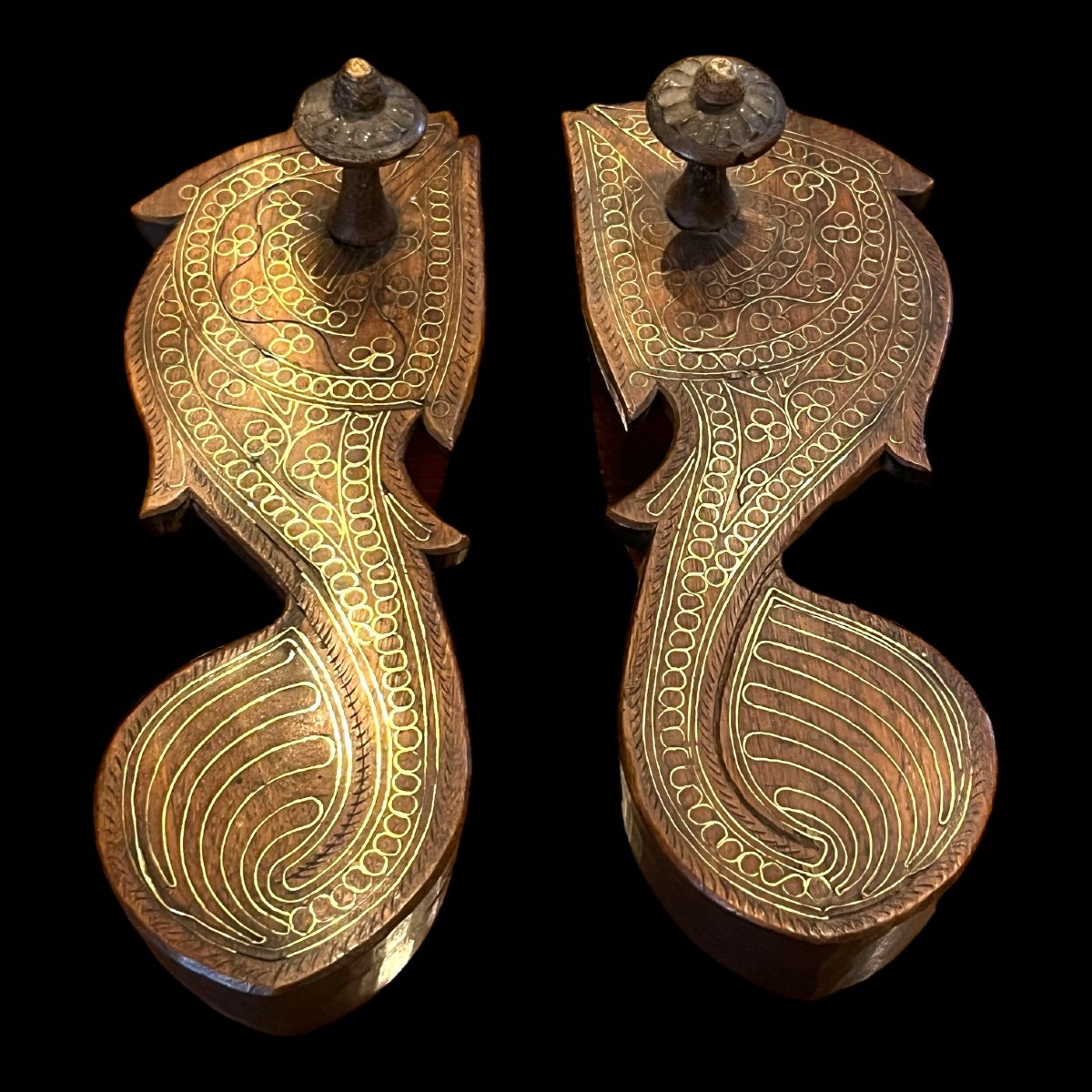 Pair Of Hindu Priest Or King Paduka, Teak Wood And Brass Fillets, 19th Century