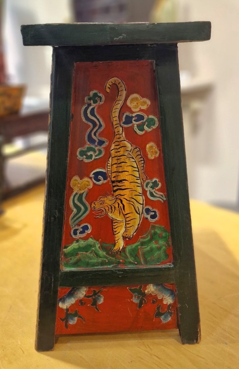 Tibet - Small Cabinet Decorated With Chimera And Tigers - 20th Century.-photo-1