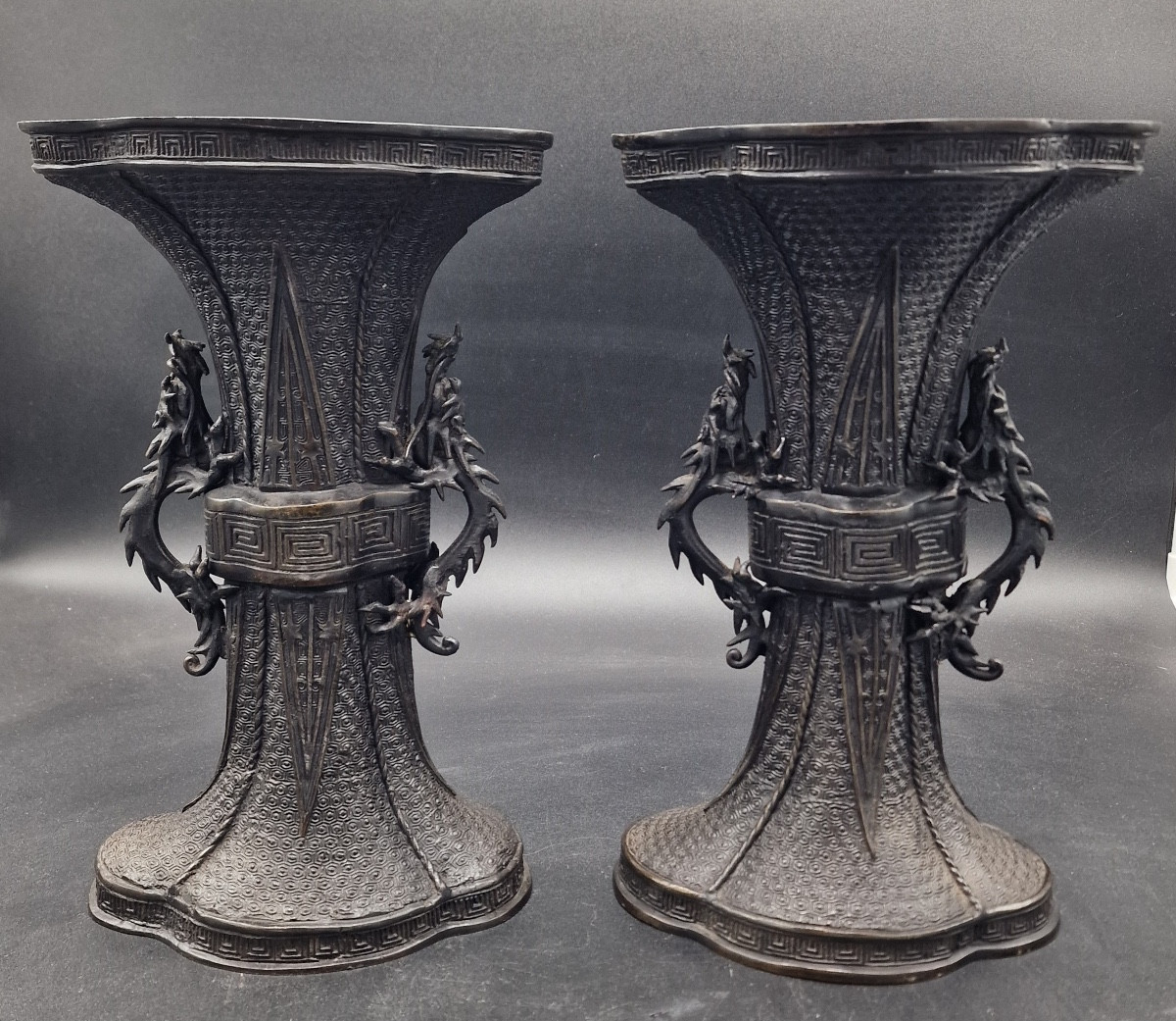 Japon – Paire De Vases Gu Décor Dragons - Bronze – Meiji – 1900