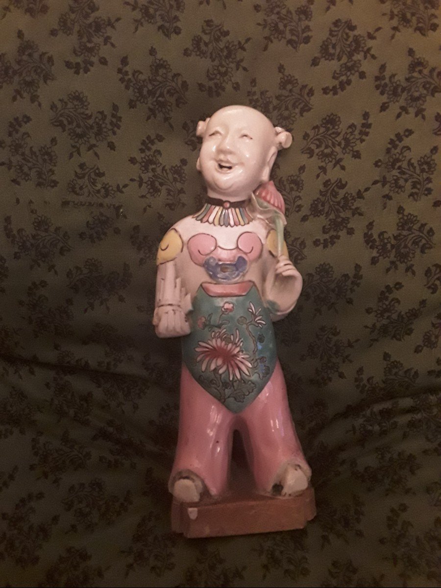 Chine Statuette  Représentant  Un Ho Ho En Biscuit émaillé Période Jiaquing (1796-1820 )