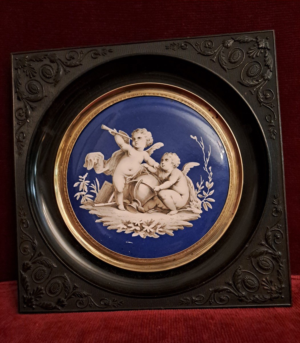 Peinture Sur Porcelaine  Grisaille Sur Fond Bleu Céleste Allégorie  époque Fin Du 19e Siecle