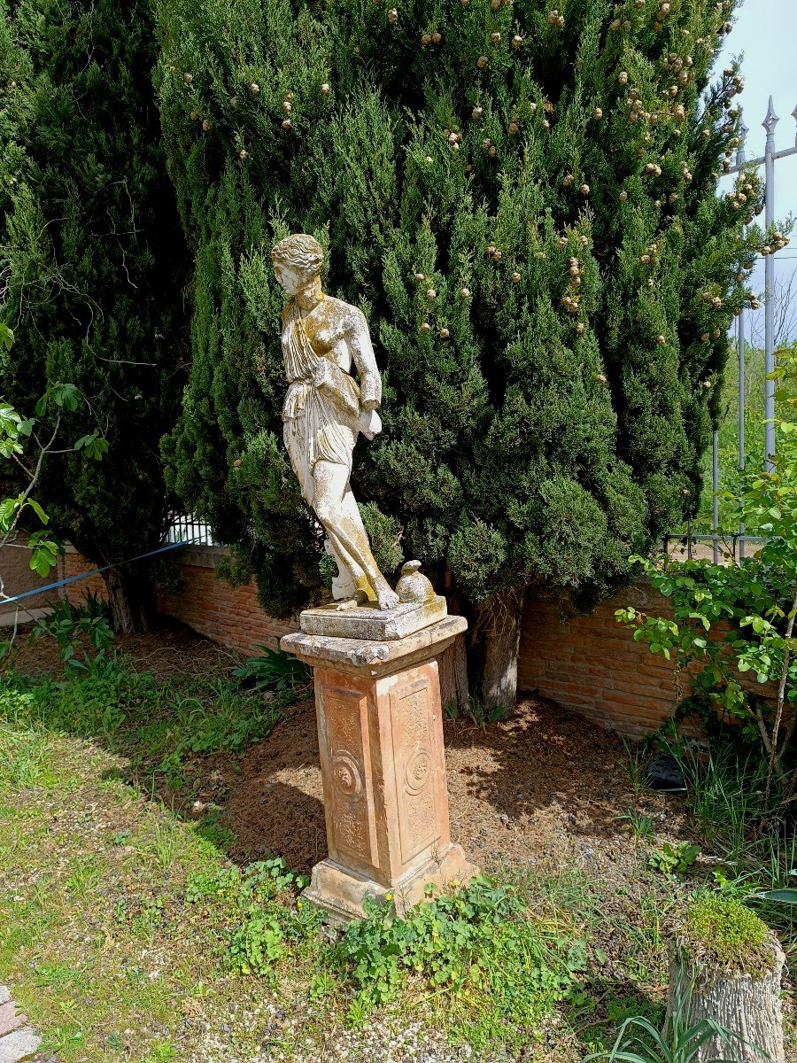 Statue De Parc   Sur Socle                  