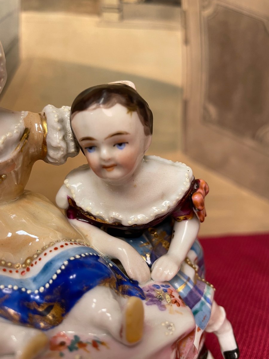 Jolies Figurines En Porcelaine Représentant Un Trio Composé d'Un Jeune Bébé Et De Deux Enfants -photo-3