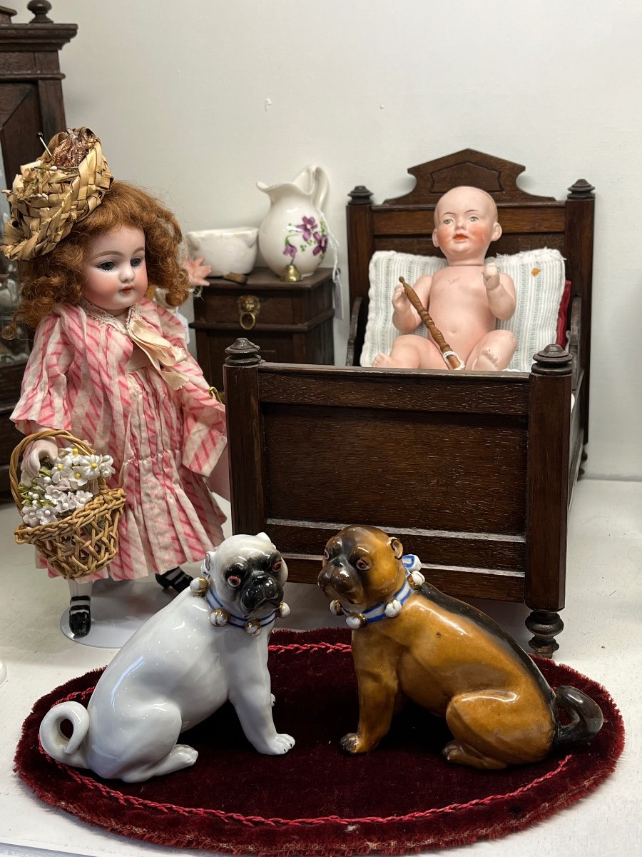 Paire De Chiens Carlin En Porcelaine dans le goût de Meissen par Conta & Boehme