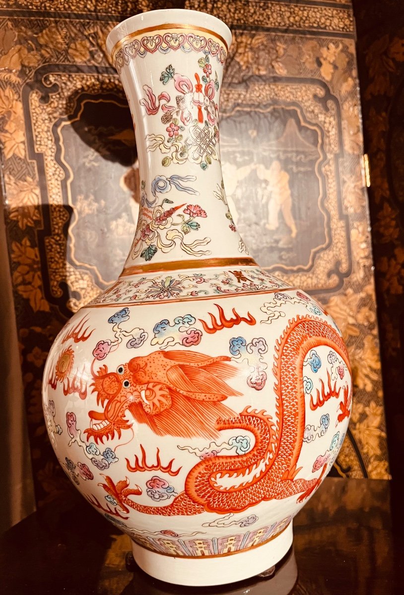 Vase En Porcelaine à Décor Chinois - Le Dragon Et La Perle XXe