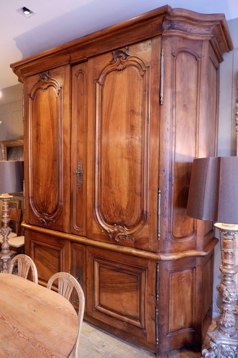 Grand Meuble De Boiserie à 4 Portes En Noyer Sculpté