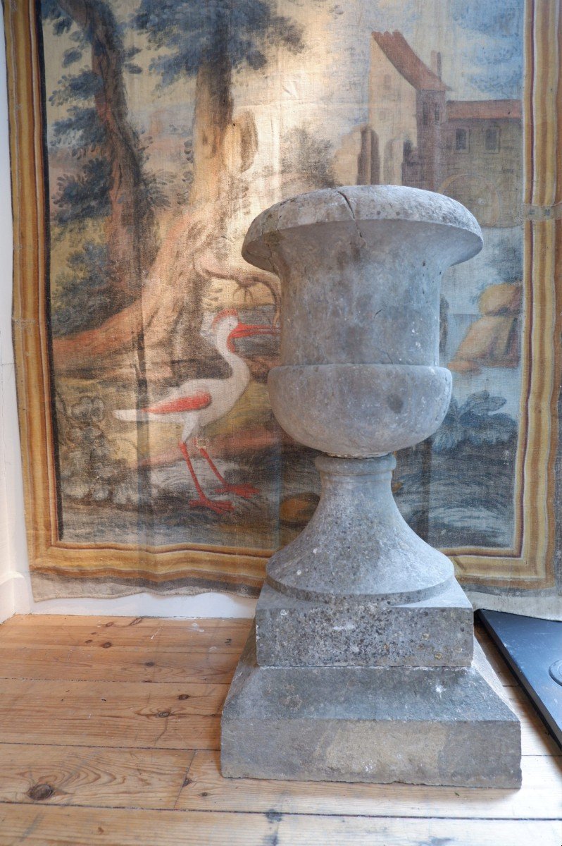 Paire De Vases En Pierre Sur Socle