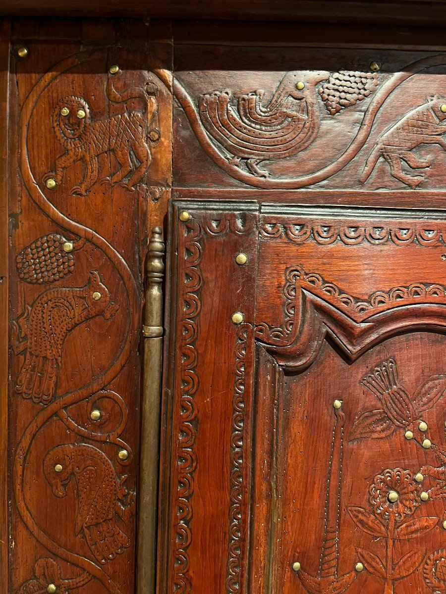 Armoire  En Châtaignier à Décors Sculptés Et Rehaussés De Clous-photo-1