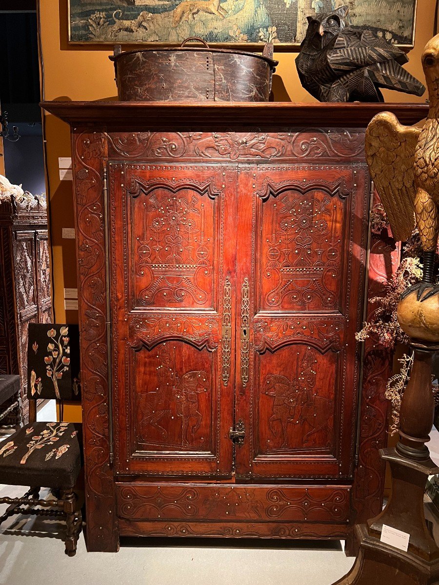 Armoire  En Châtaignier à Décors Sculptés Et Rehaussés De Clous