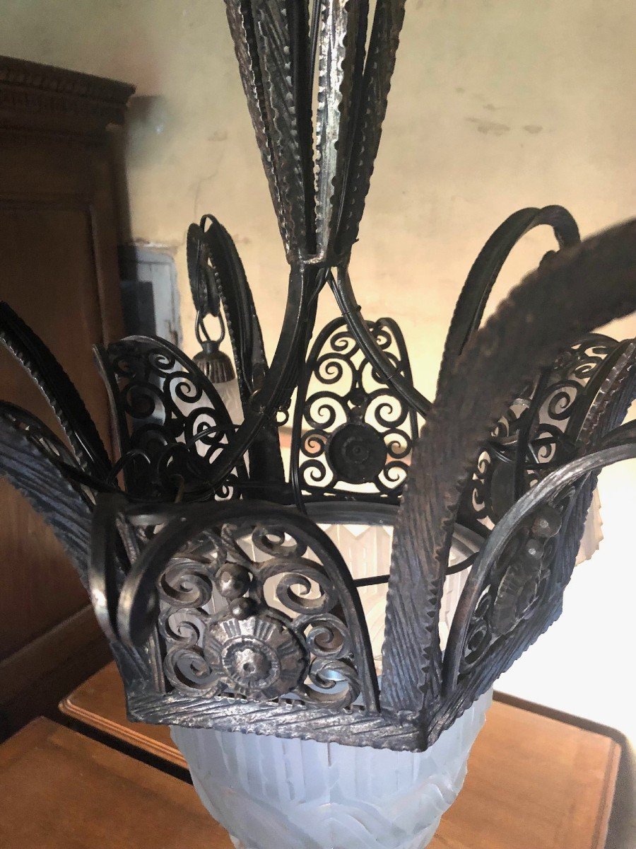 Large Art Deco Chandelier In Hammered Iron, Basin And 6 Tulips In Molded Glass-photo-4