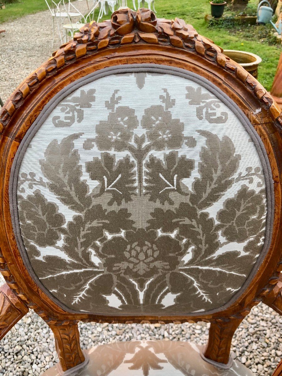 Paire De Fauteuils Médaillon Style Louis XVI Bois Naturel, Tissu soie grise motif feuillages -photo-3