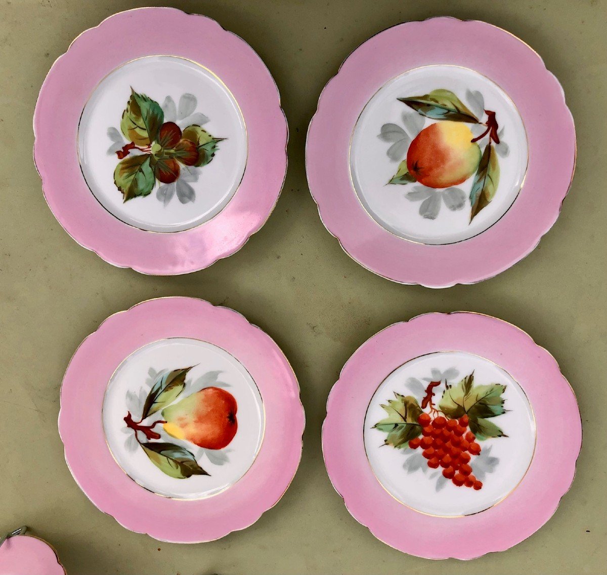 Suit De 11 Assiettes En Porcelaine XIXe, Décor De Fruits, Le Marli Rose Mauve Chantourné -photo-2