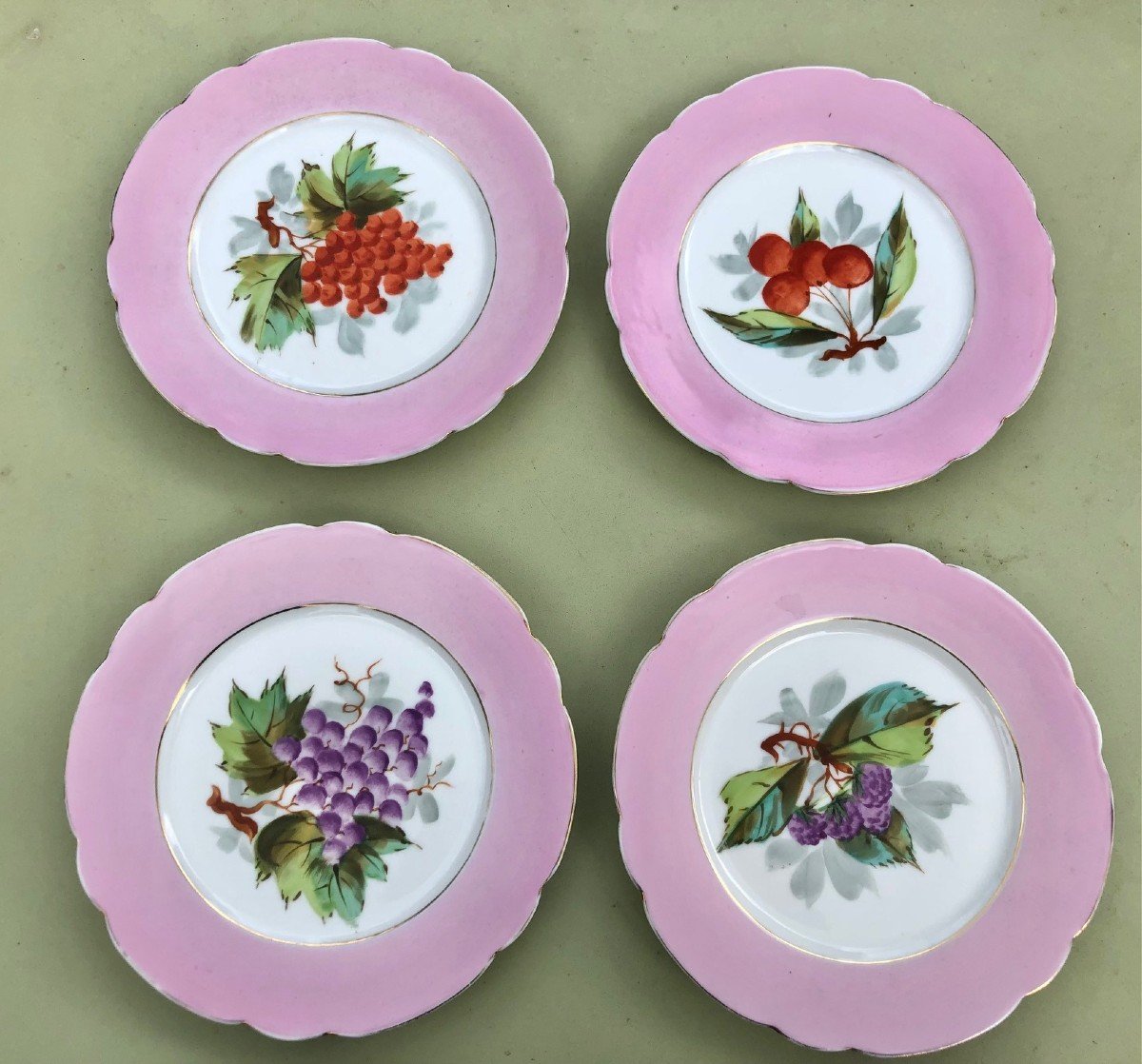 Suit De 11 Assiettes En Porcelaine XIXe, Décor De Fruits, Le Marli Rose Mauve Chantourné -photo-4