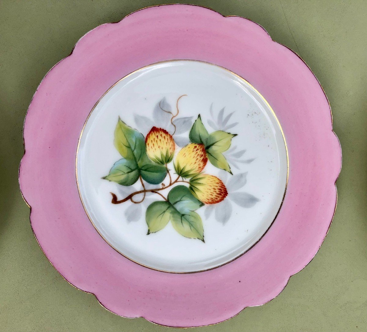 Suit De 11 Assiettes En Porcelaine XIXe, Décor De Fruits, Le Marli Rose Mauve Chantourné -photo-3