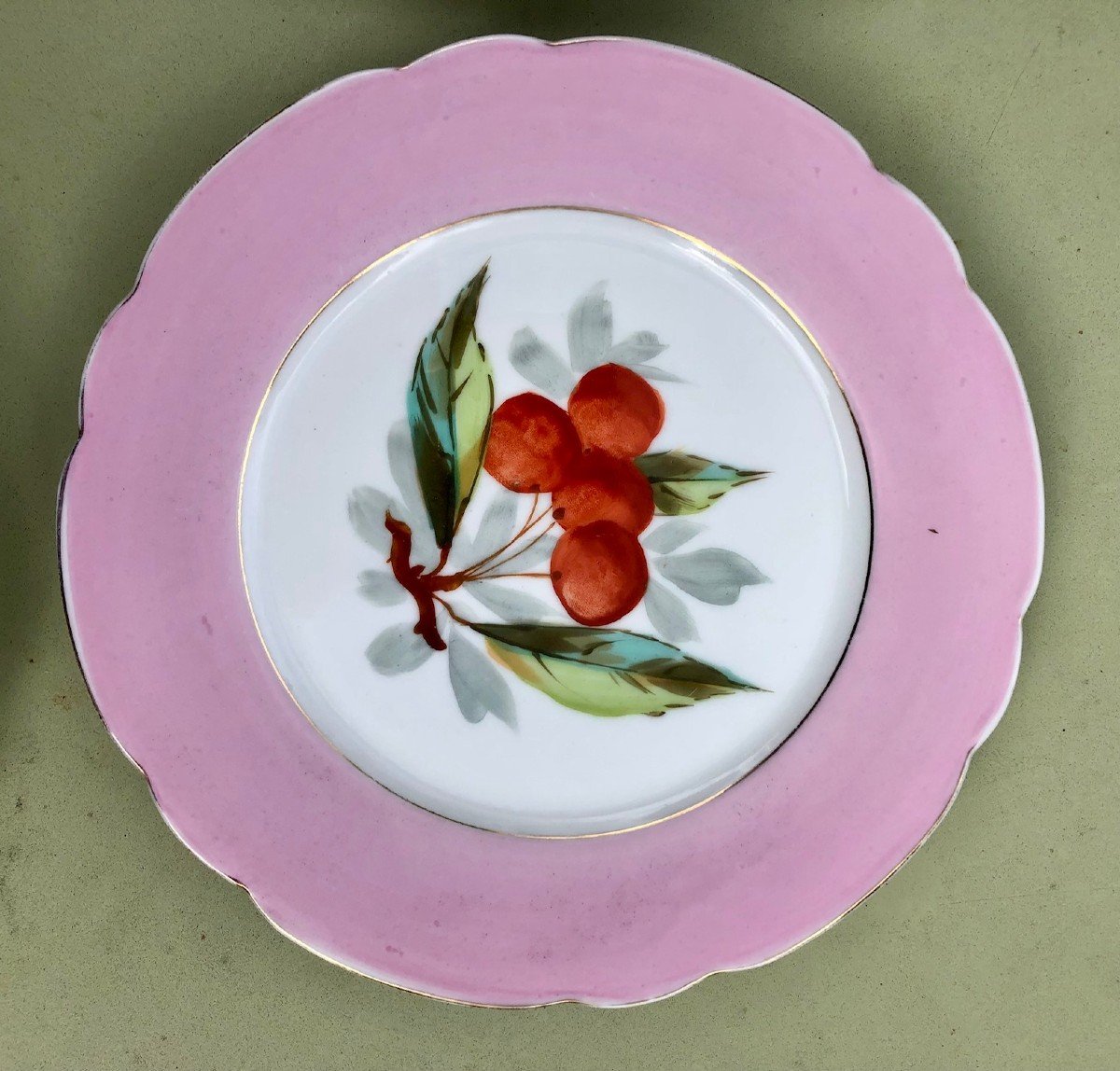 Suit De 11 Assiettes En Porcelaine XIXe, Décor De Fruits, Le Marli Rose Mauve Chantourné -photo-5