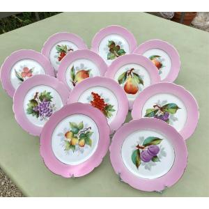 Suit De 11 Assiettes En Porcelaine XIXe, Décor De Fruits, Le Marli Rose Mauve Chantourné 