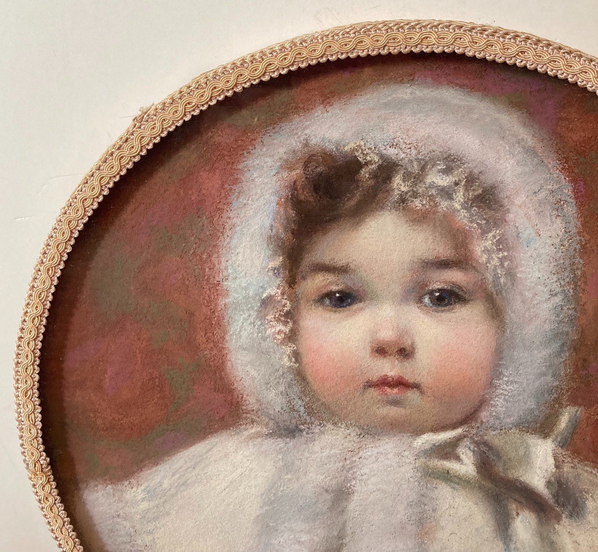 Ettore Brunini (1863-1943). Portrait Of A Child In White Fur. Pastel In Tondo.-photo-1