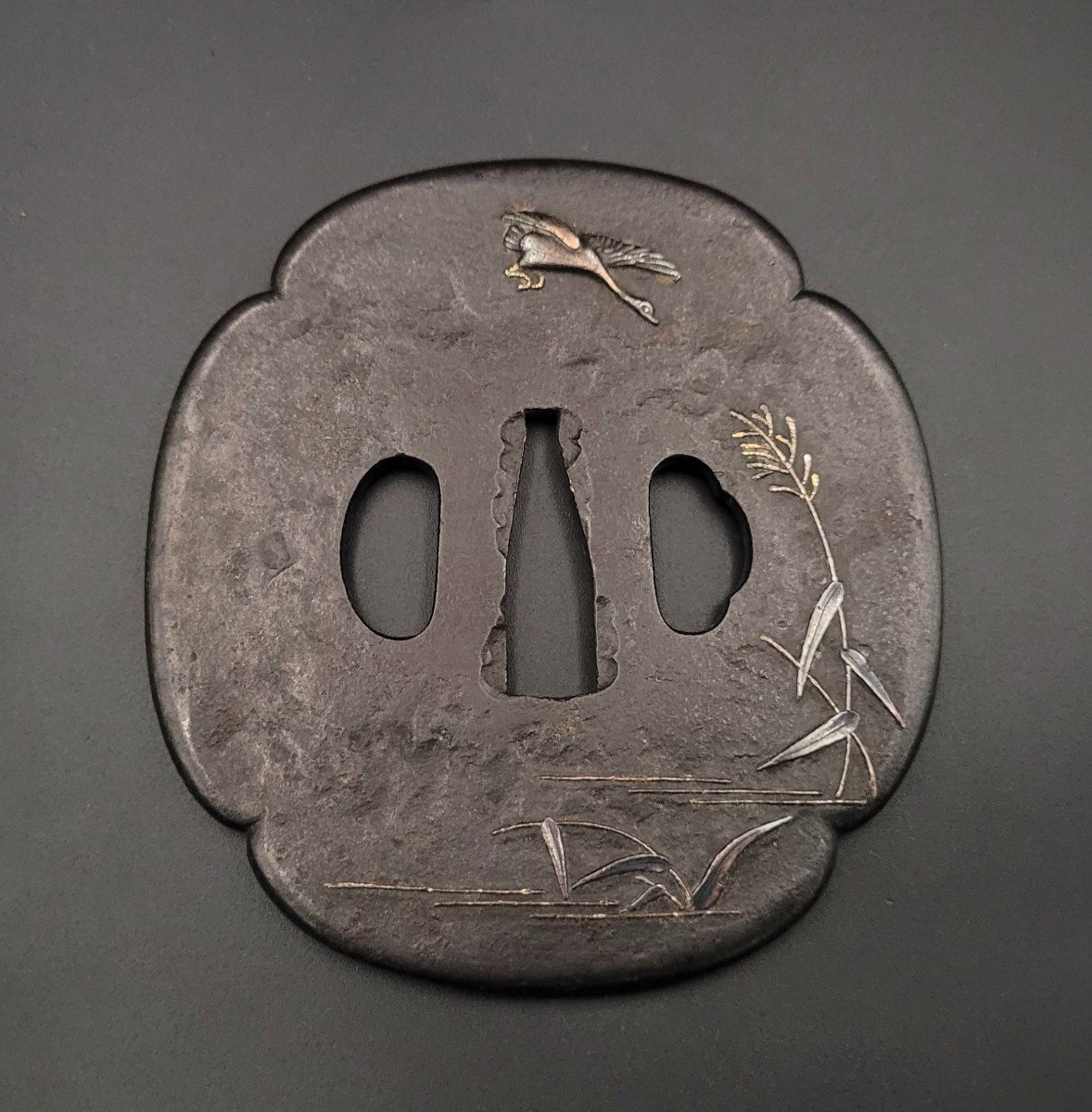 Tsuba - Oie En Vol Parmi Les Roseaux - Fer Et Shibuichi - Mokko Gata - Période Edo