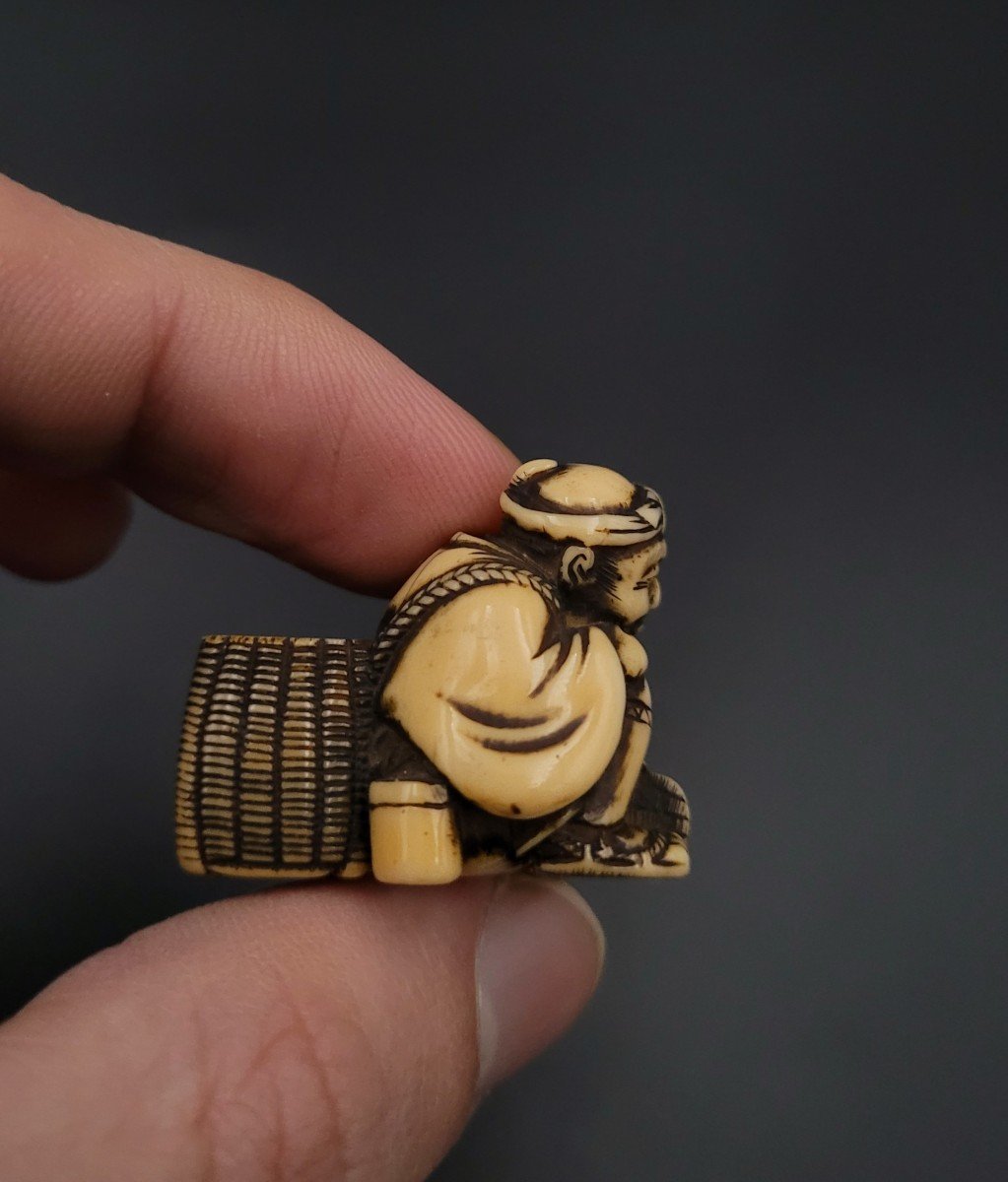 Netsuke - Sleeping Villager With Pipe And Basket - Ivory - Meiji Era-photo-2