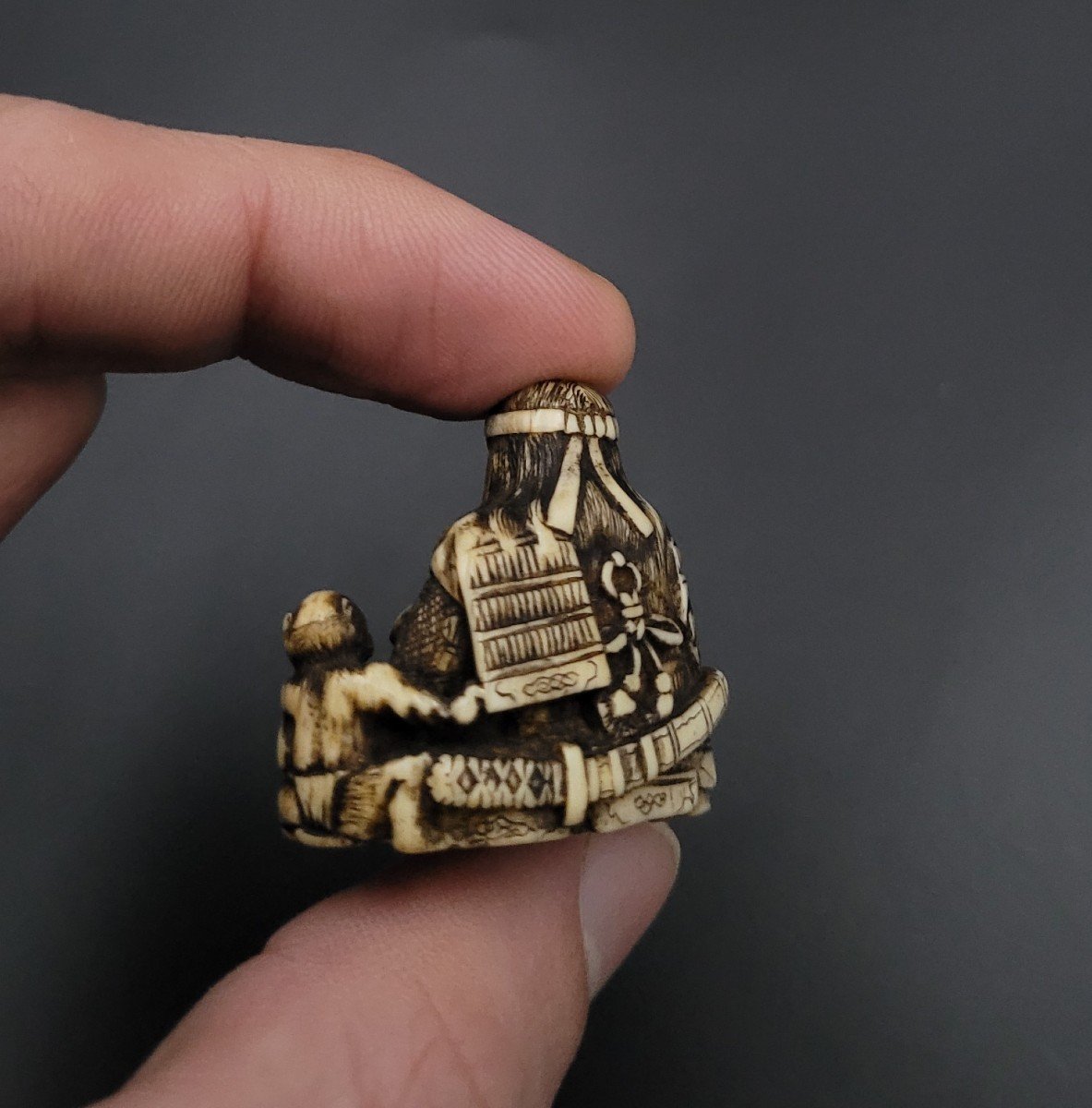 Netsuke - Samurai With Fan And Oni - Ivory - Toun - Meiji-photo-3