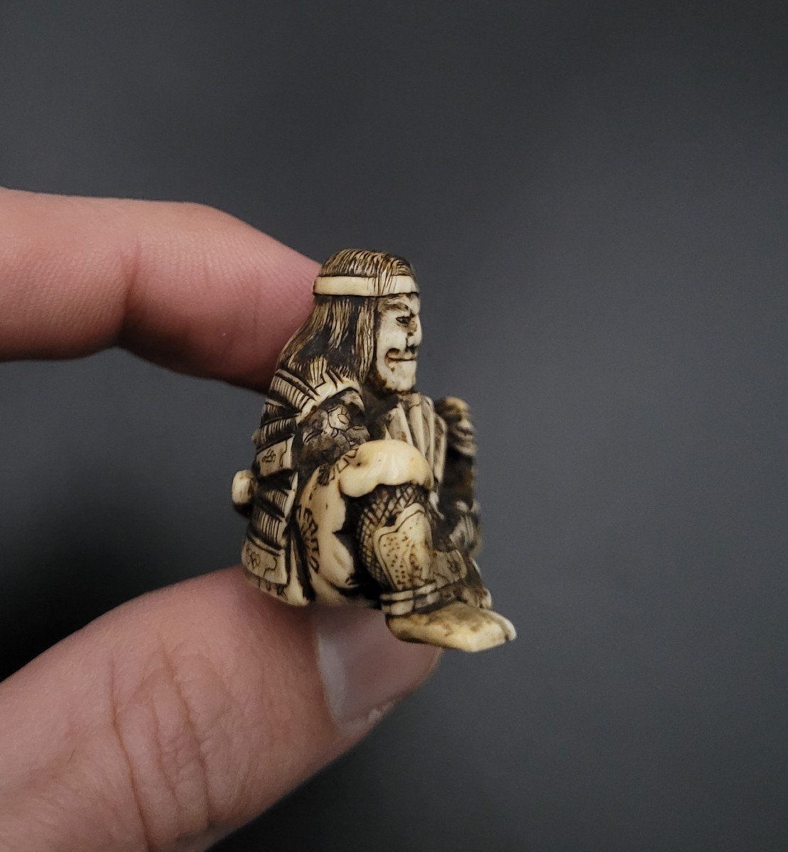 Netsuke - Samurai With Fan And Oni - Ivory - Toun - Meiji-photo-2