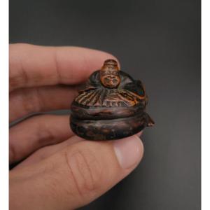 Netsuke - Dignitaire Allongé Sur Un Mochi Géant - Japon - XIXème 