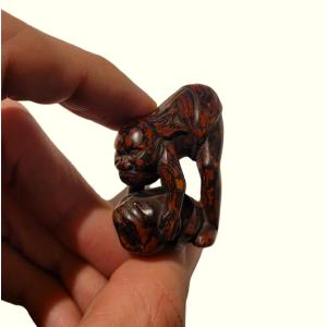 Netsuke - Polynésien Soulevant Un Rocher - Japon - XIXème 