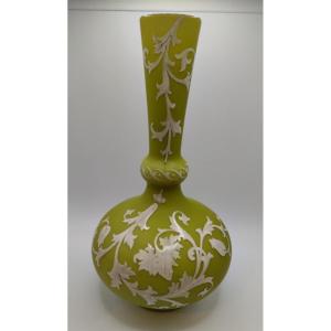  Vase En Opaline  -Doublé et émaillé - Manufacture Harrach-  Bohème - Vers 1870