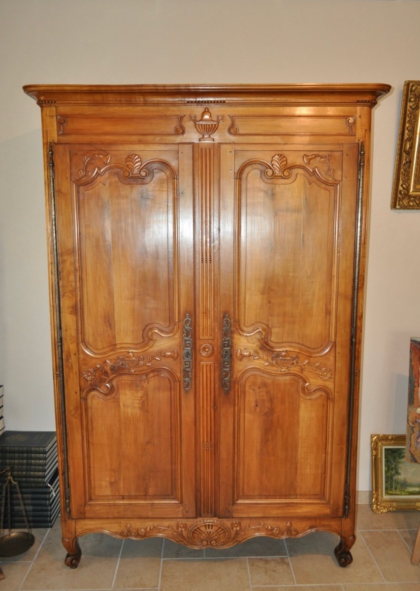 Armoire Louis XV Ancienne Du Val De Loire En Merisier Massif d'époque 18ème