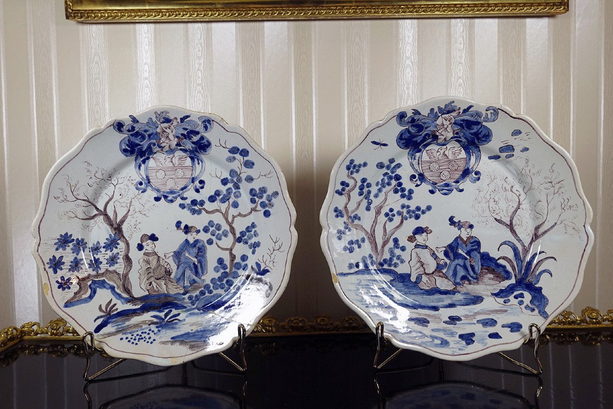 Pair Of Earthenware Plates With Chinese Decor And Coat Of Arms - Nevers - 18th Century - 18th Century