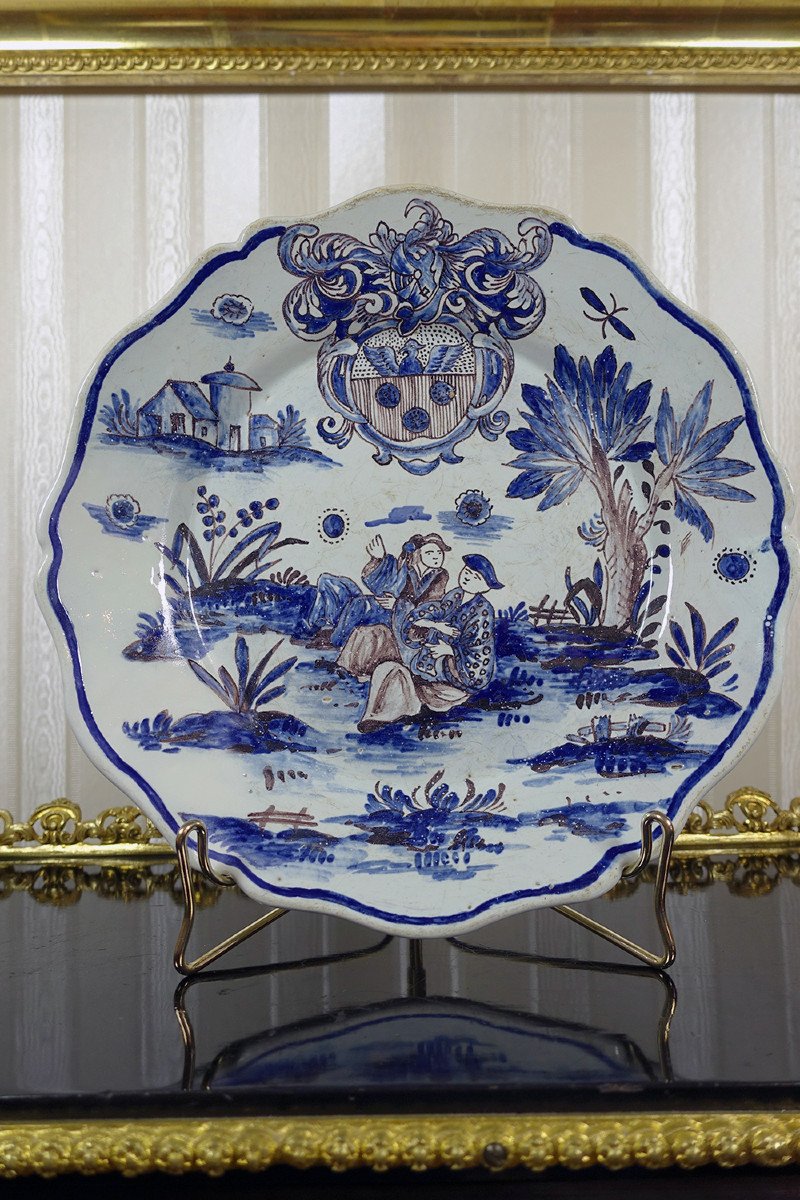 Assiette En Faïence Décor Aux Chinois Et Armoiries - Nevers - Epoque 18 ème - XVIIIe-photo-1