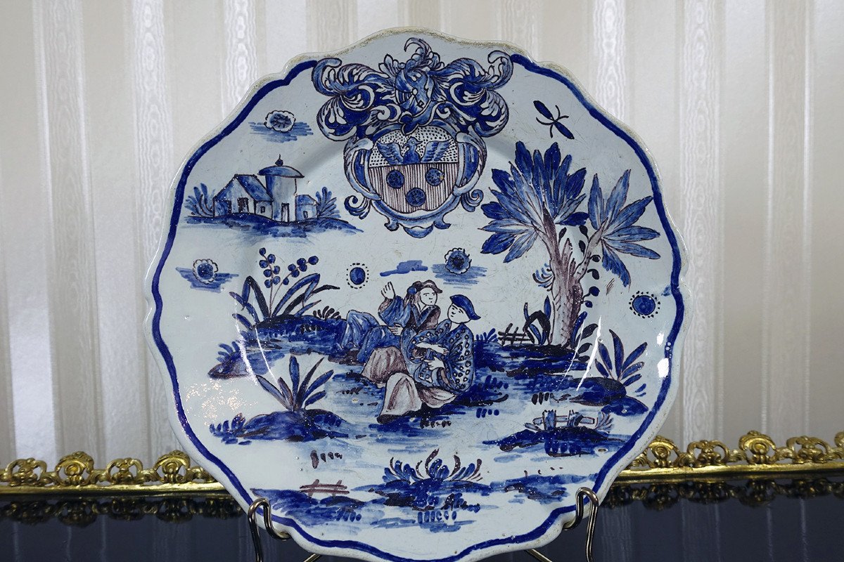 Assiette En Faïence Décor Aux Chinois Et Armoiries - Nevers - Epoque 18 ème - XVIIIe