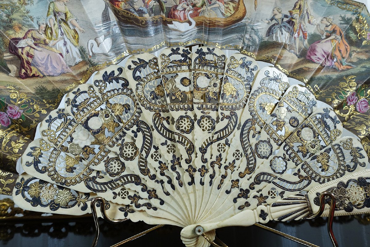 Old 18th Century Fan. Two-tone Gold Frame Pierced, Carved With Rich Floral Decoration-photo-3
